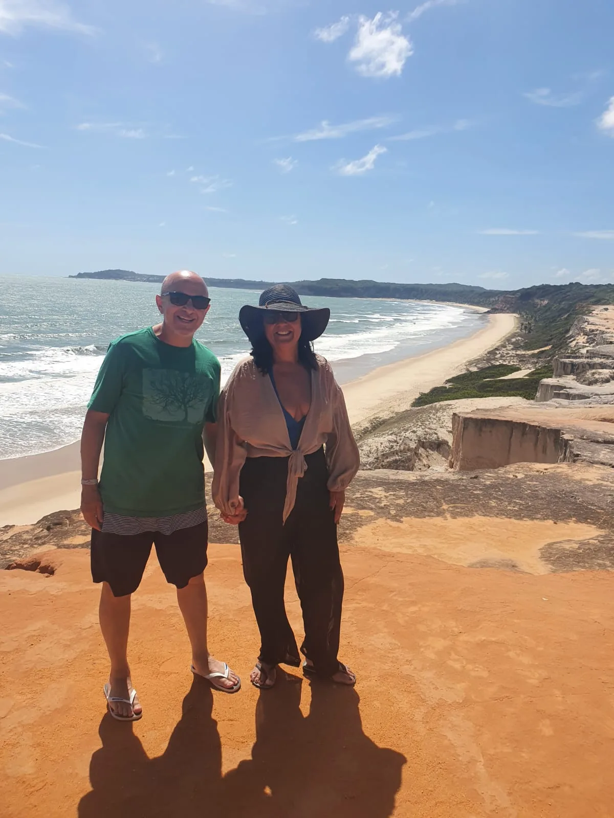 Arthur e Denise juntos nas falésias durante a viagem a Natal e Pipa