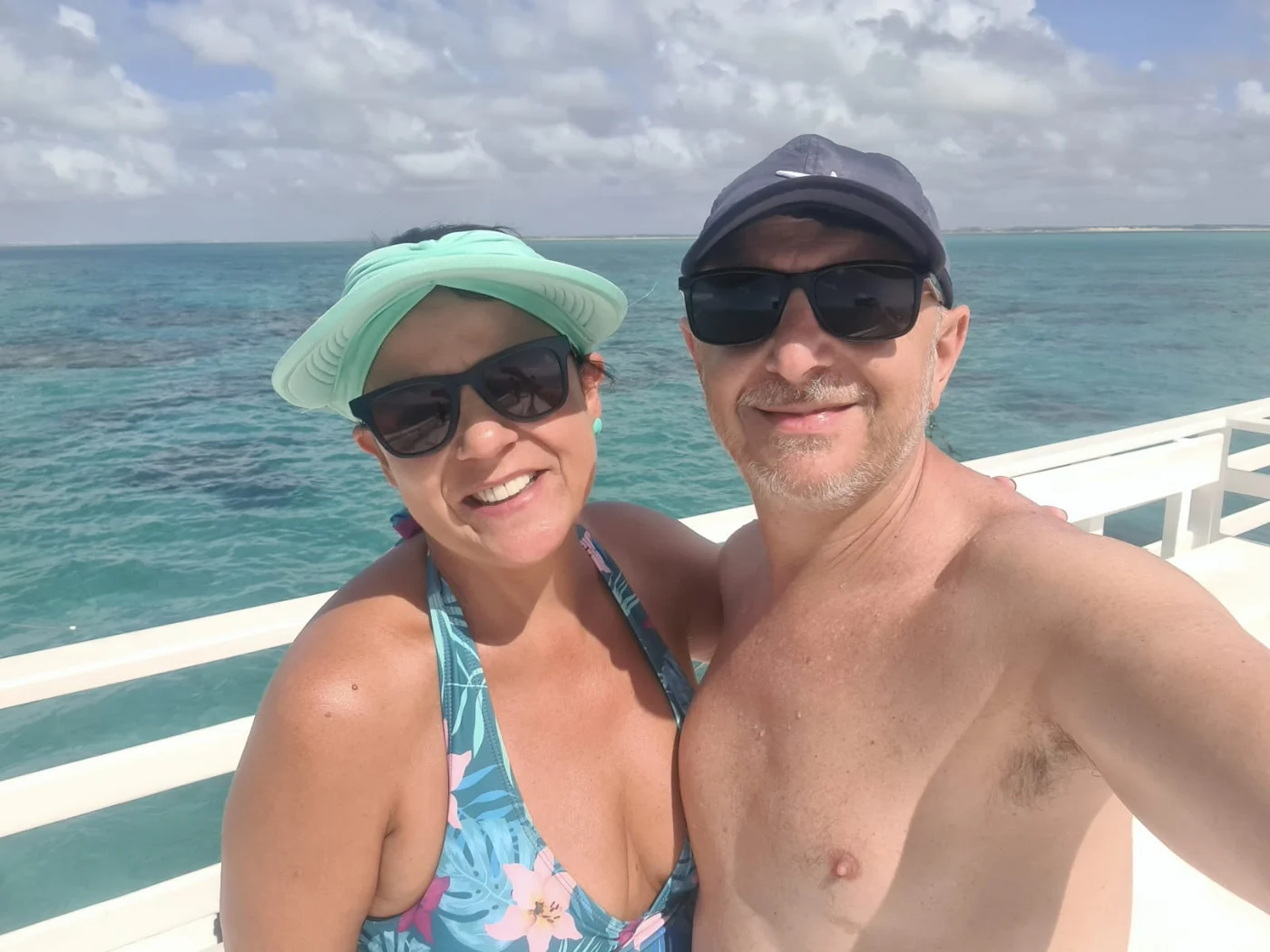 Arthur e Denise juntos em um passeio de barco