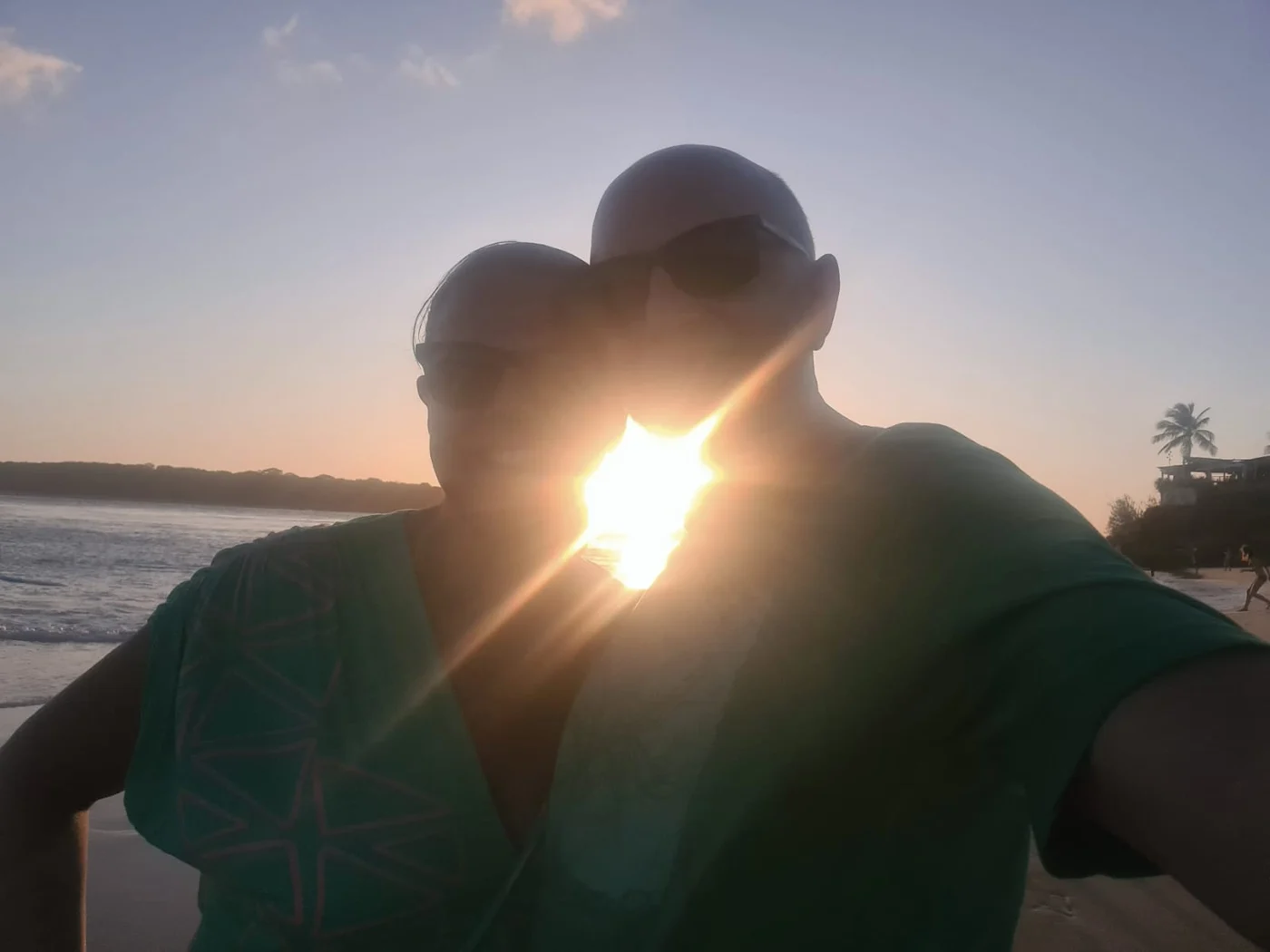 Arthur e Denise registrando o pôr do sol durante a viagem
