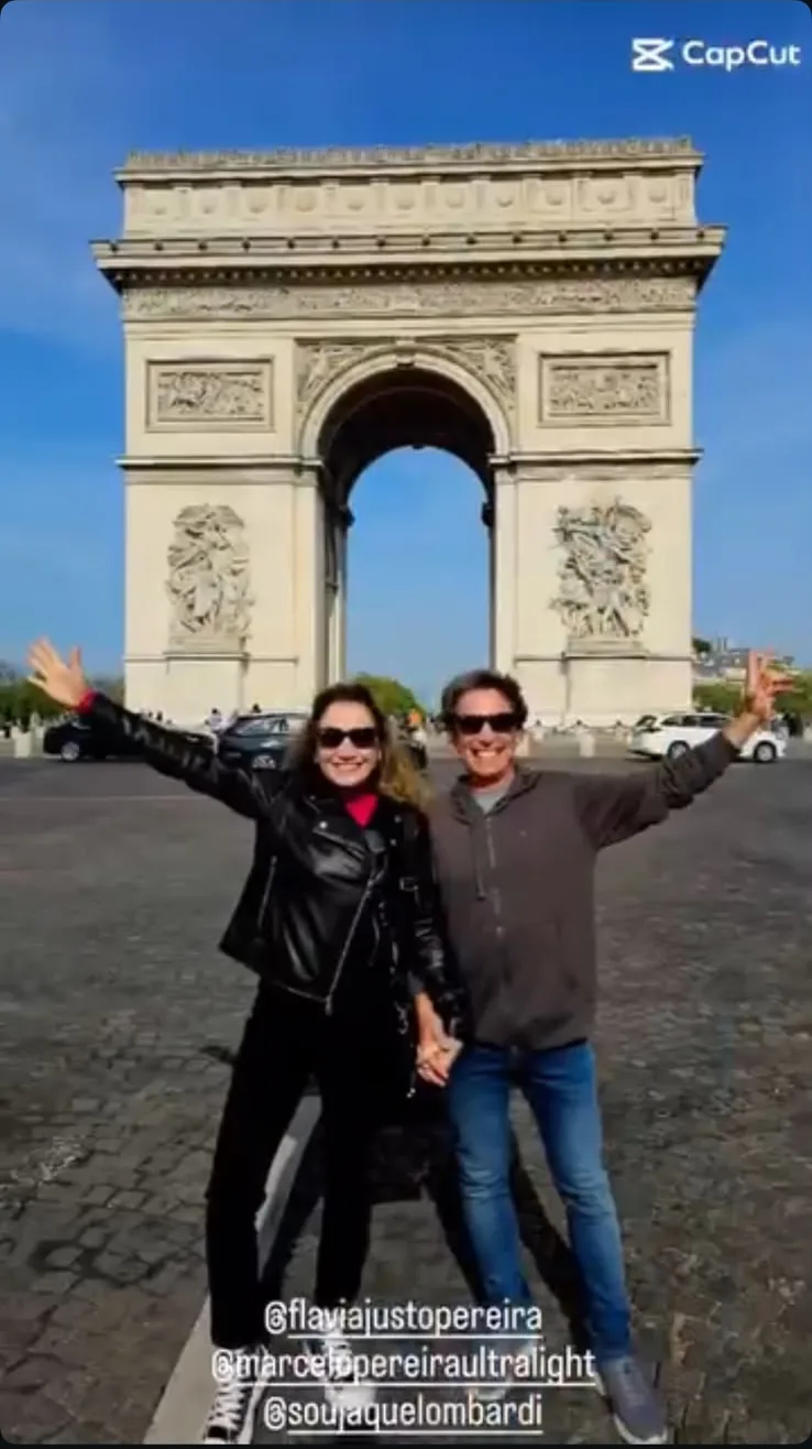 Flávia e Marcelo diante do Arco do Triunfo em Paris
