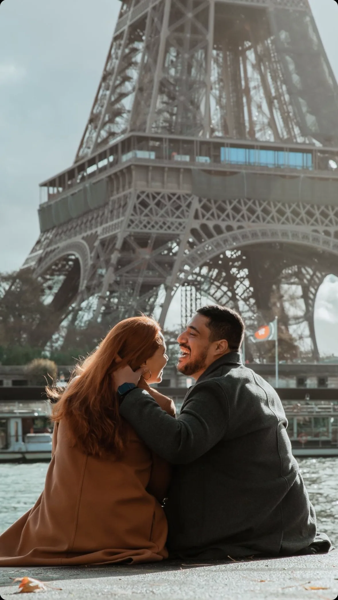 Viajantes juntos diante da Torre Eiffel em Paris