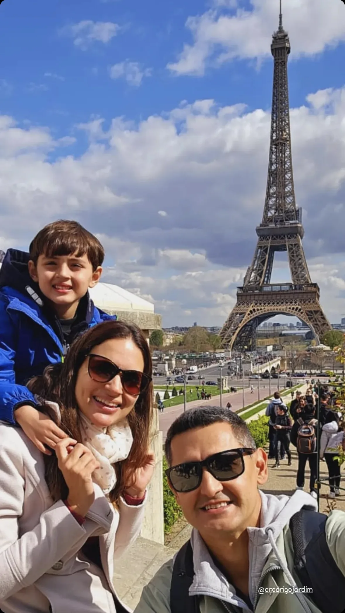 Rodrigo e família diante da Torre Eiffel em Paris