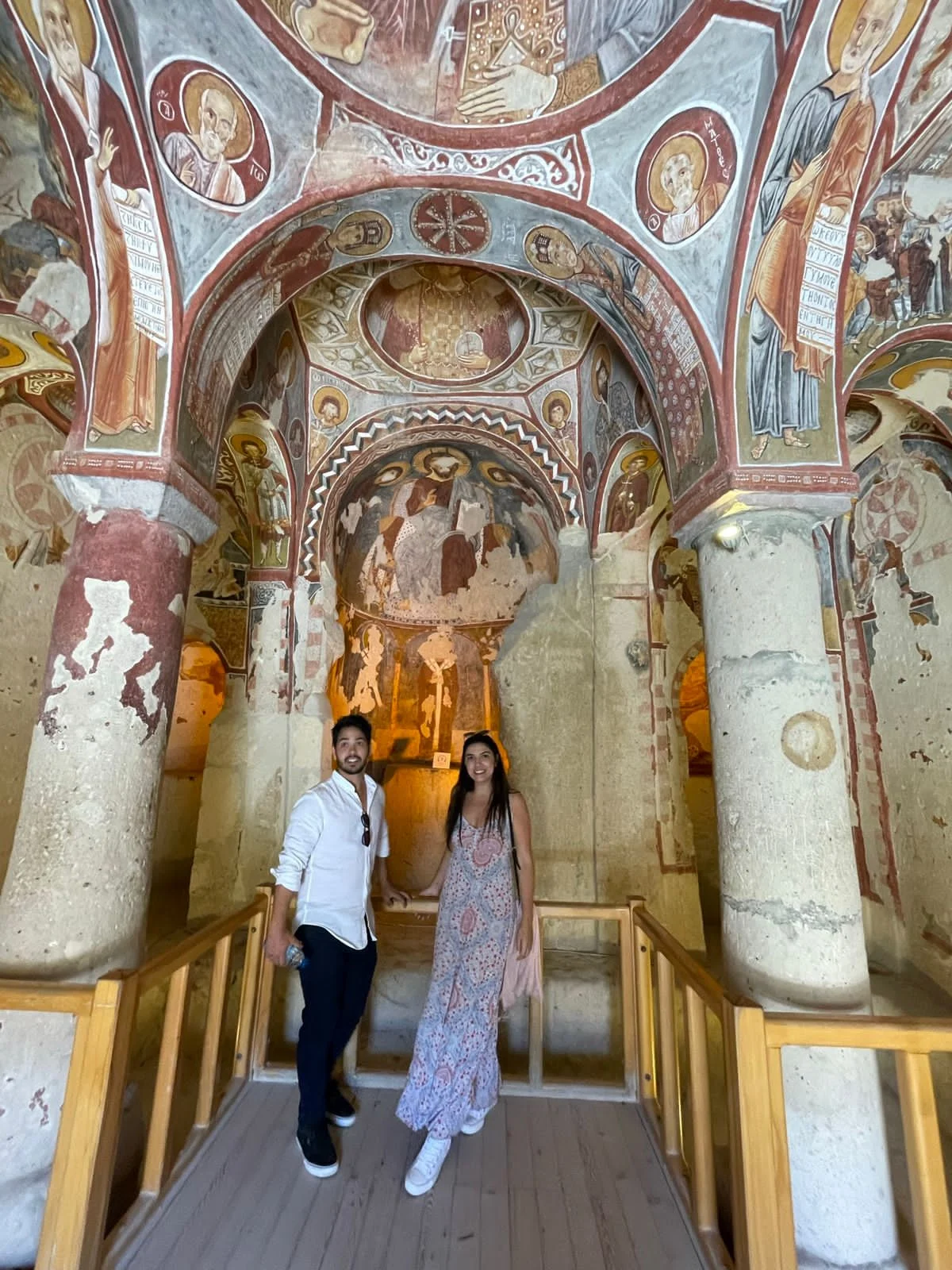 Victor e Carol visitando uma construção histórica durante a viagem